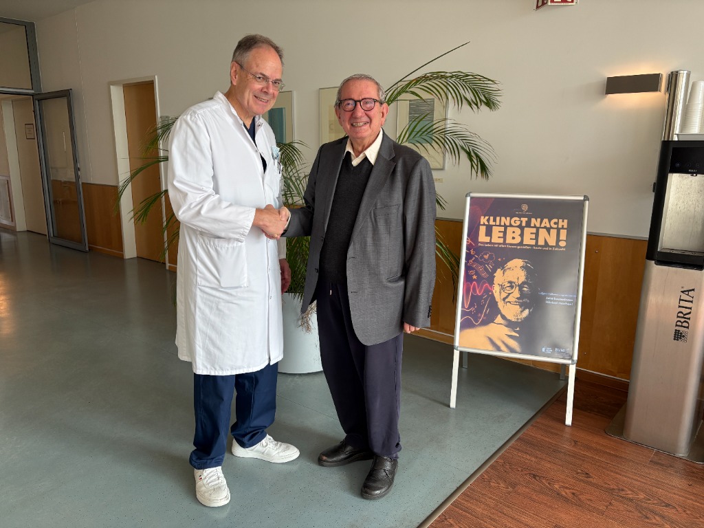 Prof. Dr. Thomas Lenarz im Gespräch mit Patient Professor Andor Izsák