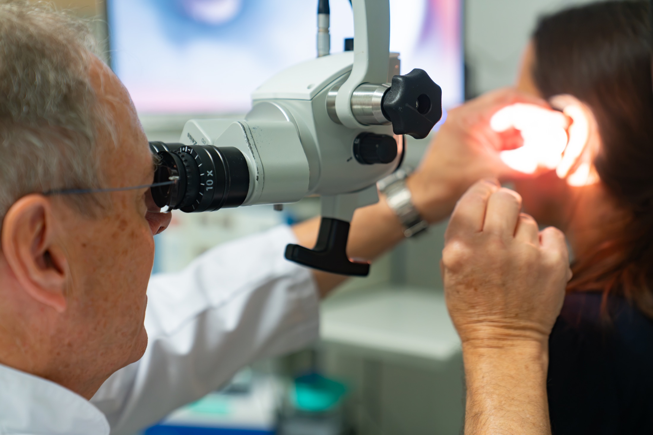 Ohrdiagnostik mit Mikroskop in der HNO-Ambulanz