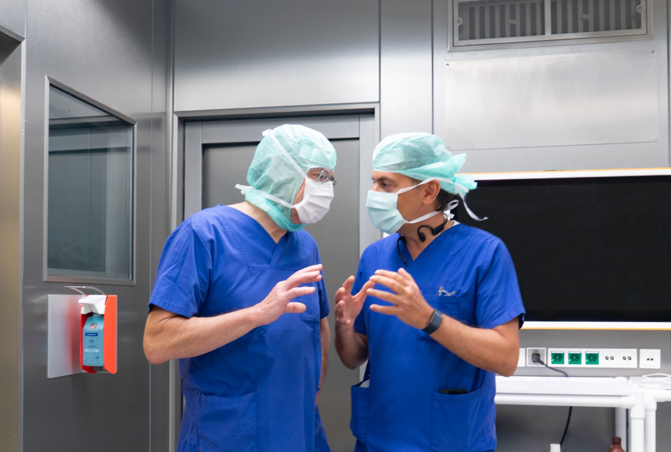 Zwei Ärzte im kollegialen Austausch in einem Operationssaal