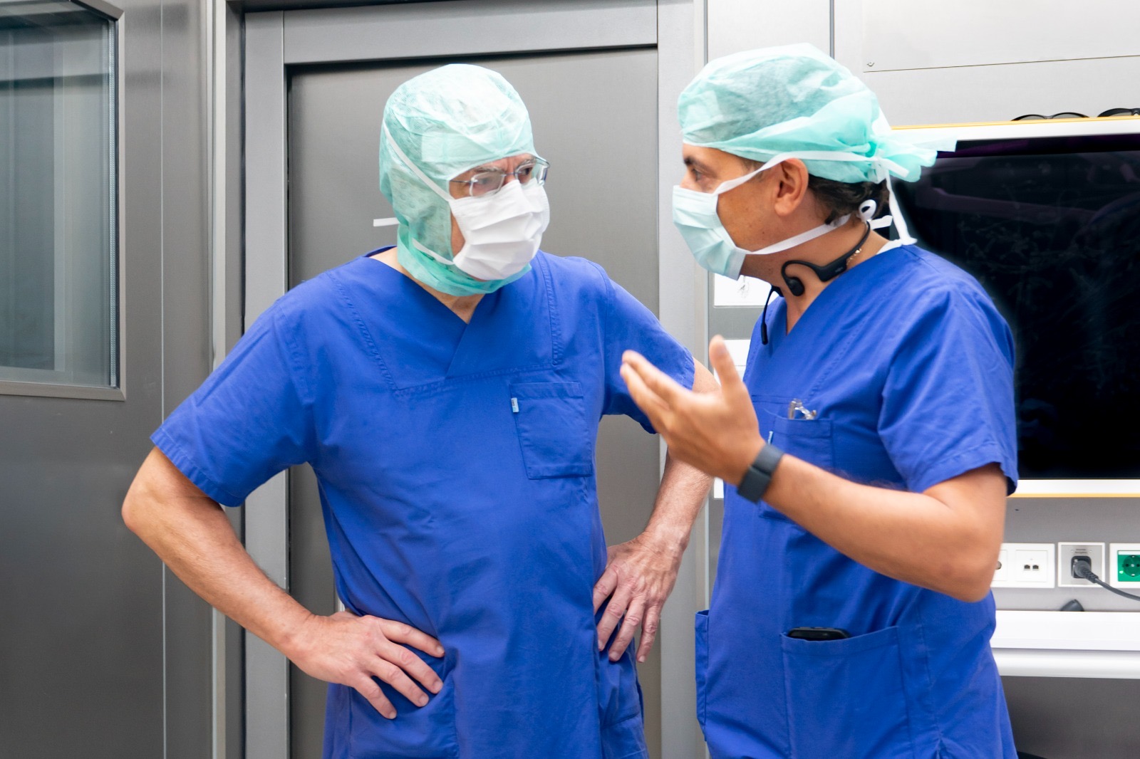 HNO-Untersuchung mit Mikroskop in der Ambulanz